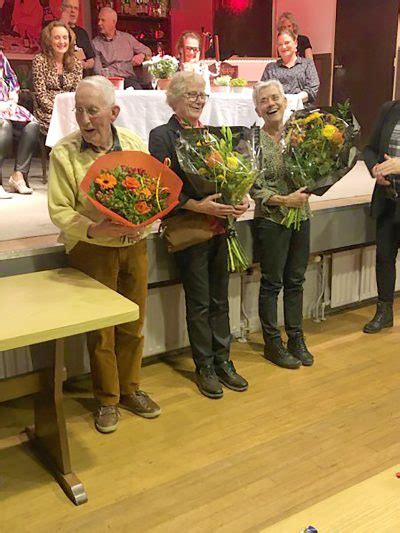 75 Jarige Toneelvereniging Voor Ons Plezier Zet Jubilarissen In Het