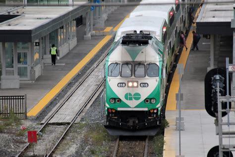 Go Transit Mpi Mp Ph C On Point Of An Eastbound Ca Flickr