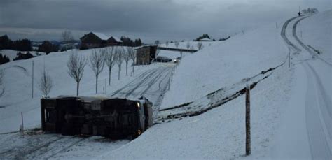 Milchlastwagen hat sich im Schnee überschlagen bauernzeitung ch