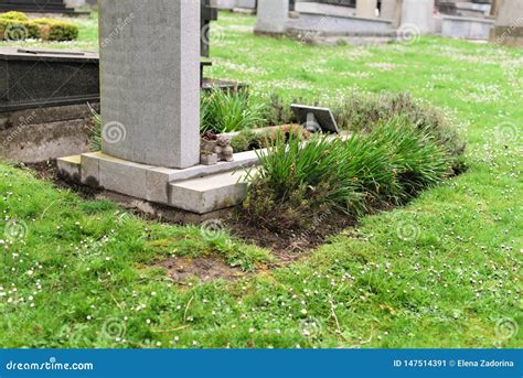 Pierre Tombale Antique Dans Un Cimeti Re En Belgique Image Stock