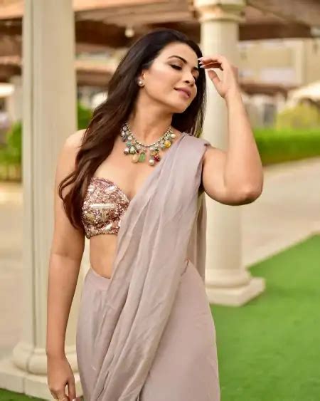 Kavya Shetty Hot Pics And Photos In Saree