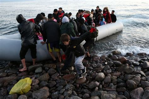 Kapal Pengungsi Karam Di Lepas Pantai Pulau Yunani Orang Tewas