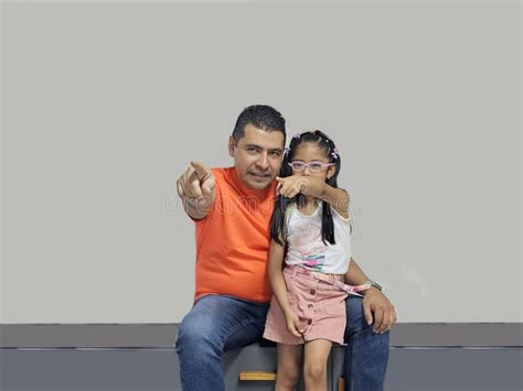 Pai Sua Filha Morena Latina De Anos Passando Um Tempo De