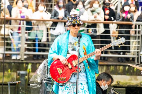 芸人バンド「ジュースごくごく倶楽部」が道頓堀川で船上ライブ 熱狂1000人の前で〇〇と叫ぶ Fany Magazine