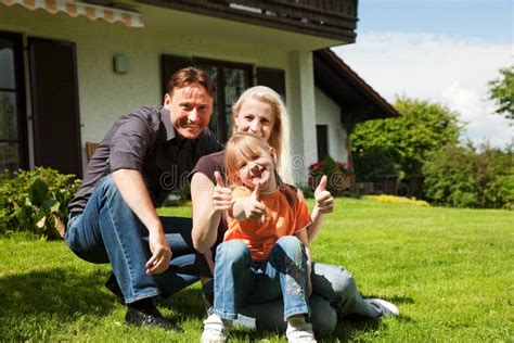 Famille S Asseyant Devant Leur Maison Photo Stock Image Du Rural