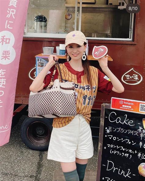 里井真由美さんのインスタグラム写真 里井真由美instagram「🌰「さとい栗」キッチンカーが完成し、車内でモンブランしぼりたて〜 ️