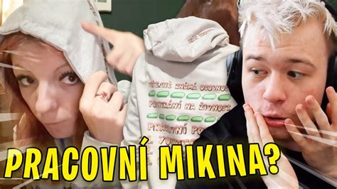 Adéla si nechala vyrobit pracovní mikinu pro členy YouTube