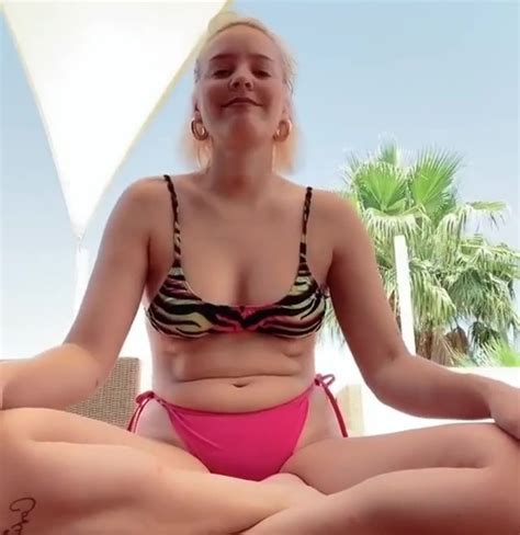 9 Sexy Hot Siobhan Williams Bikini Pics