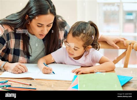 Coupe Courte D Une Adorable Petite Fille Qui Fait Ses Devoirs Avec L