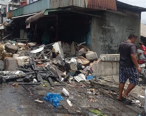 Kecelakaan Di Padang Minibus Tabrak Dua Warung Dan Dua Motor