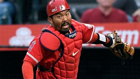 Los Angeles Angels Catcher Kurt Suzuki 38 Exits Game In Third Inning