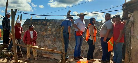 Alcalde de Nocupétaro da banderazo de inicio a la construcción de red