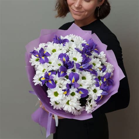 Букет из синих ирисов и кустовых хризантем Бакарди - L в 2025 г ...