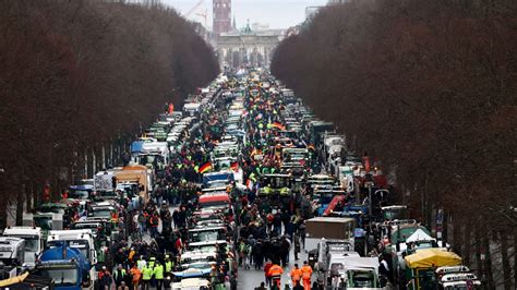 Bauernproteste Bauern Blockieren Warenlager Von Amazon Aldi Und Lidl