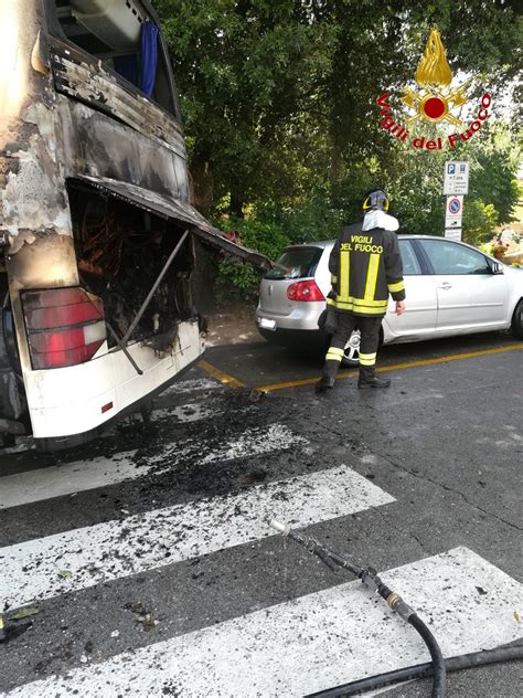 Autobus In Fiamme Paura A Montalcino Intossicato L Autista Undici