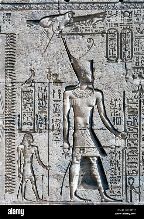 Egipto Dendera Ptolemaico Templo De La Diosa Hathor Tallados En Las