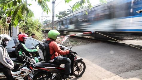 Foto Jadi Biang Macet Perlintasan Kereta Bakal Dibangun Flyover