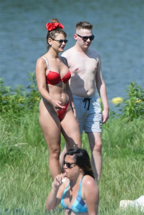 Polska gwiazda kusi ciałem Skąpe bikini sporo odsłania