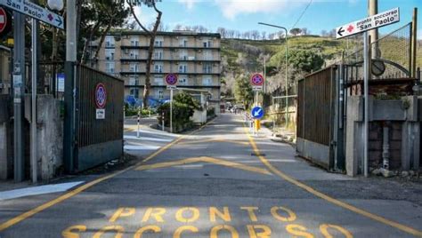 Panico Allospedale Di Fuorigrotta Medico E Guardia Giurata Aggrediti