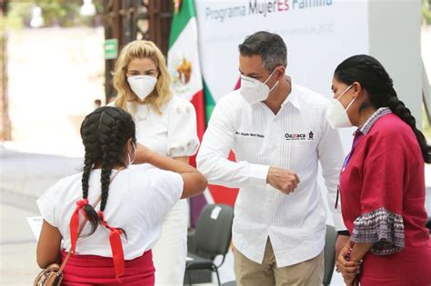 Alejandro Murat e Ivette Morán de Murat entregan apoyos económicos del