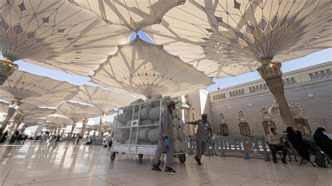 Jemaah Haji Dilarang Berfoto Pakai Simbol Di Masjid Nabawi