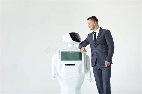 Robot Autónomo Del Humanoid Con El Hombre Elegante En Un Traje