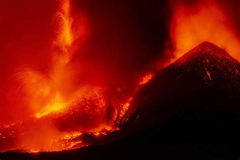 Etna Yanardağı nda patlama Sicilya daki havaalanları kapatıldı