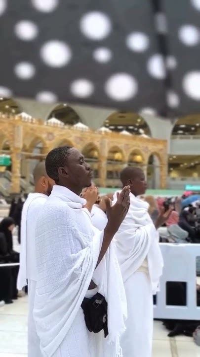 Muslim Pilgrims In Mecca Experience Heavy Rainfall At The Kaaba Youtube