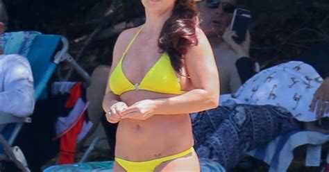 Britney Spears en bikini jaune se détend sur une plage de Honolulu Hawaï Etats Unis le