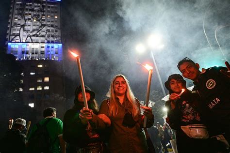 Multitudinaria Marcha De Antorchas Para Recordar A Evita