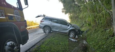 Idosa Morre Ap S Ve Culo Sair Da Pista E Colidir Em Barranco No Oeste