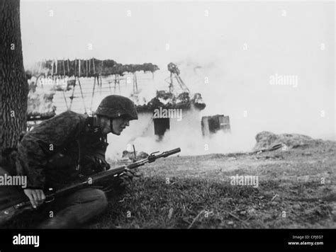 Soldat Der Waffen SS An Der Ostfront 1942 Stockfotografie Alamy