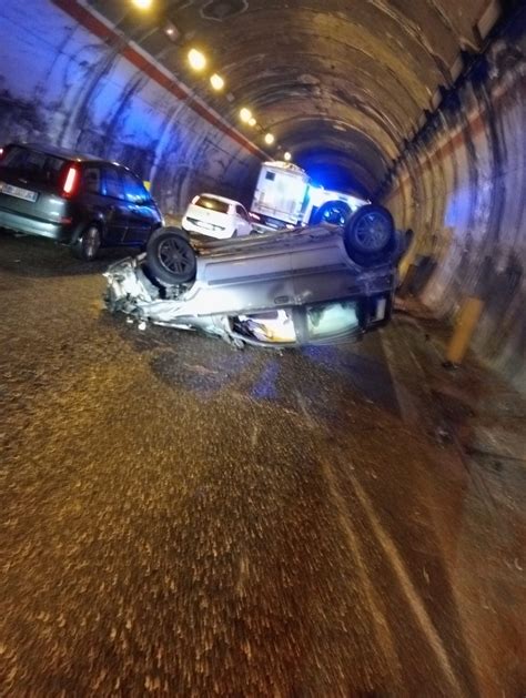 Autostrada Messina Palermo Perde Il Controllo Dell Auto E Si Capotta