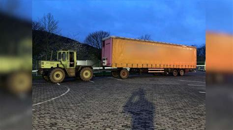 Polizei Stoppt Ungew Hnliches Traktor Gespann Auf B Bei Fulda