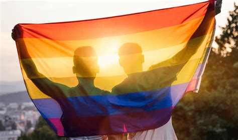 Pesaro una coppia gay italiana è riuscita ad adottare i propri figli