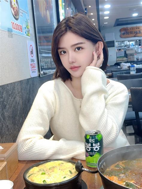 Hot girl mặt nhựa khiến MXH xứ Trung gọi Triệu Lộ Tư là chuẩn mực của nét đẹp silicone