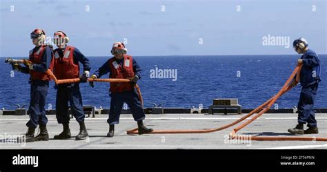 Los Marineros De La Marina L Asignados Al Buque De