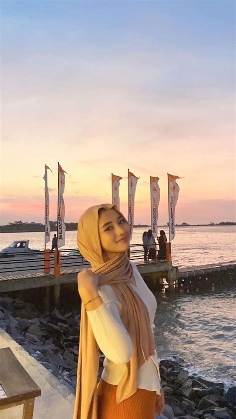 Pin oleh ᨳ𝙔𝙪𝙧𝙞𝙨 di Halal Product Model pose Pakaian pantai Pose