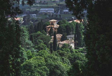Raj na zemlji Nude se kuće za samo jedan euro Borak TV