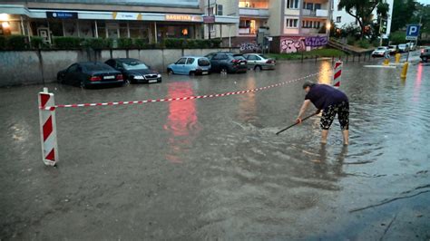 Burze Przesz Y Nad Polsk Ulice Pod Wod Zerwane Dachy Spadaj Ce