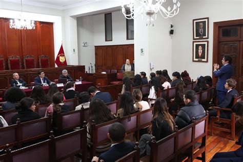 CUARENTA ALUMNOS DE LA FACULTAD DE DERECHO DE LA UNIVERSIDAD DE LIMA