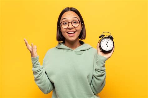 Mujer Latina Joven Que Se Siente Feliz Sorprendida Y Alegre Sonriendo Con Actitud Positiva