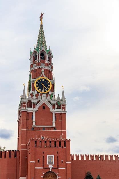 Torre Spasskaya Del Kremlin En La Plaza Roja En Mosc Rusia Foto Premium