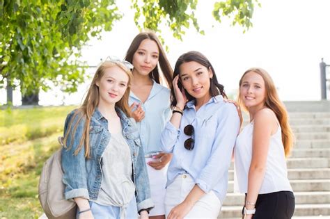 Retrato De Cuatro Hermosas Estudiantes Felices En El Fondo De La