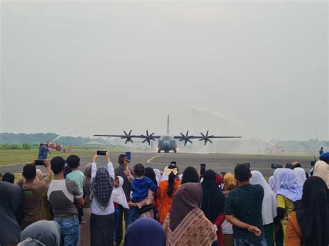 Mendarat Perdana Pesawat C J Super Hercules Tni Au Di Sambut Dengan