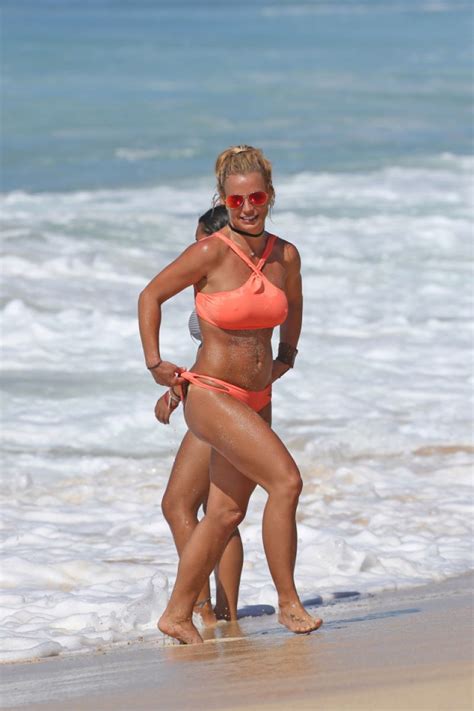 Britney Spears Wearing A Bikini At A Beach In Hawaii 8 6 2016 CelebMafia