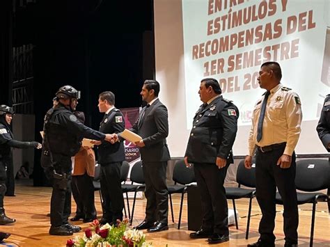 La Jornada Entregan estímulos económicos a policías de Nezahualcóyotl