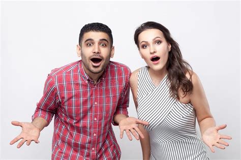 Retrato Sorprendido De Hombre Hermoso En Camisa A Cuadros Roja Y Mujer