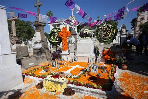 D A De Muertos Casi Mil Personas Asistieron A Los Panteones Del A