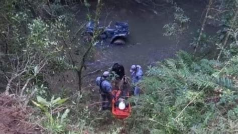 Casal Resgatado Ap S Quadriciclo Cair Em Ribanceira Em Campos Do